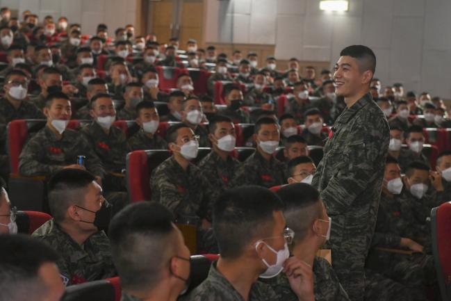 해병대1사단 본부대대 김명수 병장이 10일 부대 도솔관에서 상병들을 대상으로 해병문화 혁신 강연을 하고 있다.  부대 제공