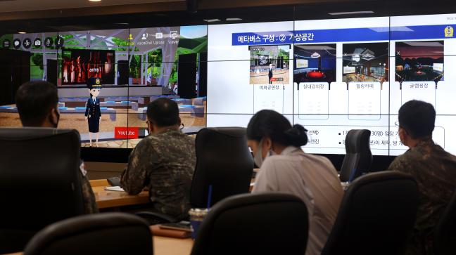 충남 계룡대 육군본부에서 육군 공보정훈장교들이 육군의 AI기반 미래 정신전력교육 플랫폼 시연 및 테스트를 하고 있다. 