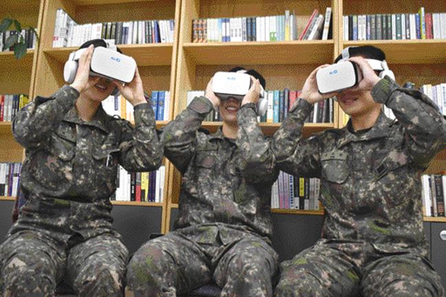 육군 장병들이 생활관에서 머리 착용형 디스플레이(HMD)를 쓰고 정신전력교육에 참가하는 모습을 시연하고 있다.