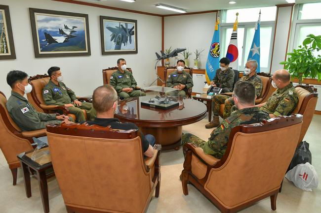 한국·독일 공군 대표단이 타우러스 교류 회의에 앞서 협력 방안을 논의하고 있다.  사진 제공=한윤창 하사