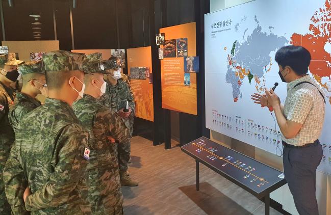 해병대1사단 공보정훈 장교·부사관들이 11일 부산 유엔평화기념관에서 전문해설사로부터 6·25전쟁 역사에 대한 설명을 듣고 있다.  부대 제공