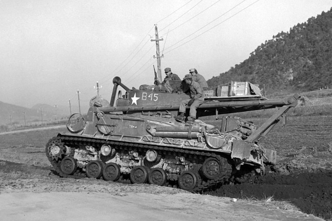 6·25전쟁 중 1950년 11월 함흥 인근에서 기동하고 있는 미군의 M32A1B3 전차 구난차량. 미 국방부 미디어