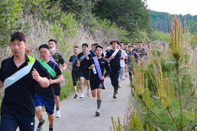 33㎞ 역전 마라톤 대회에 참가한 육군3보병사단 장병들이 인근 전술도로를 뛰고 있다.  사진 제공=이도선 상사