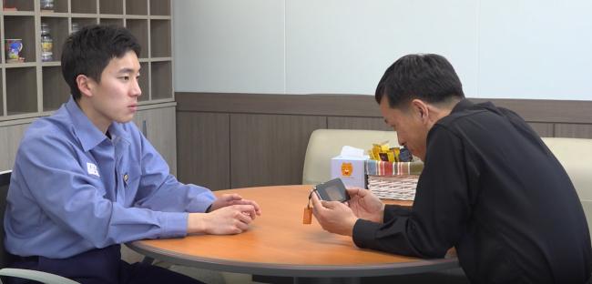 사이버 성폭력 예방을 위해 제작한 UCC ‘이상한 나라의 김 일병’의 한 장면.  부대 제공