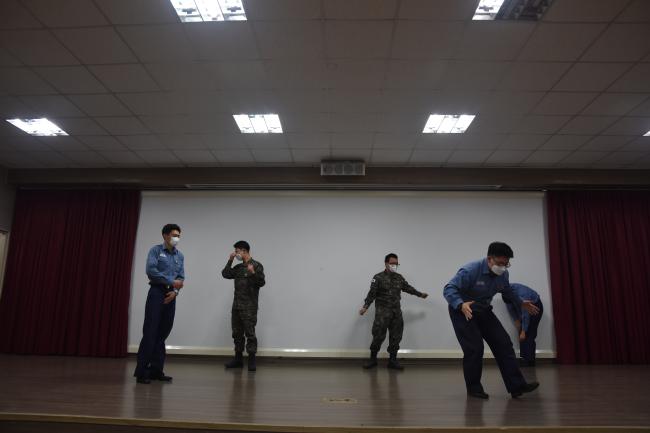 ‘평지’ 단원들이 부대 내 서해관 무대 위에서 신체표현 수업을 받고 있다.  노성수 기자 