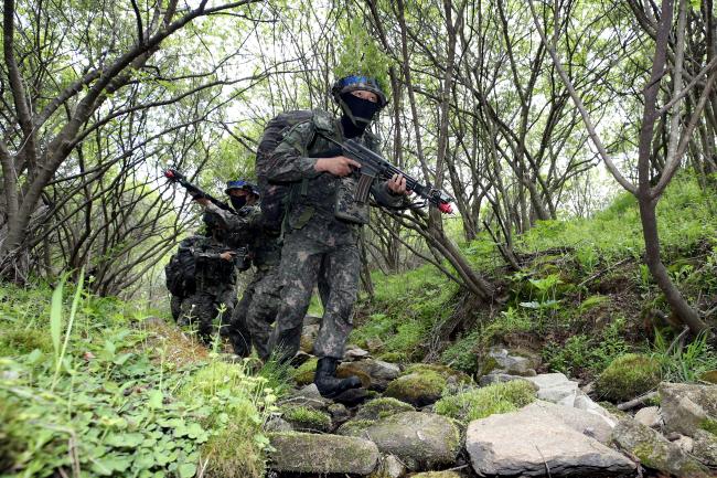 상무전투단 정보중대 신임 장교들이 육군과학화전투훈련단에서 방어작전 예행연습 중 야지를 기동하고 있다. 육군·해병대 신임 장교들이 주축이 된 상무전투단은 14일부터 17일까지 전문대항군 부대와 주야 연속 교전훈련을 하며 소부대 전투지휘능력을 숙달할 예정이다. 사진= 양동욱 기자 