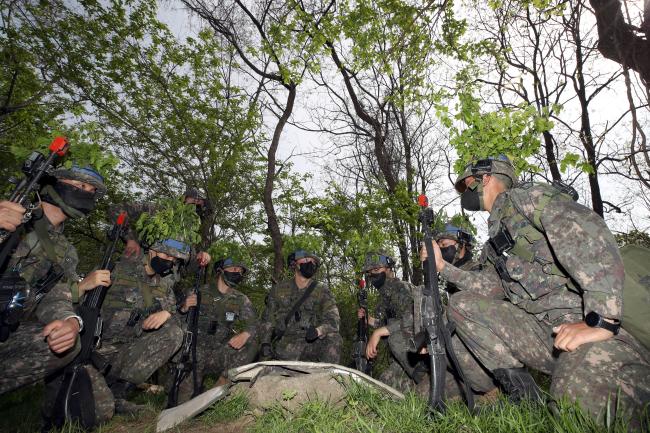 상무전투단으로 편성된 신임 장교들이 전술토의를 하고 있다.