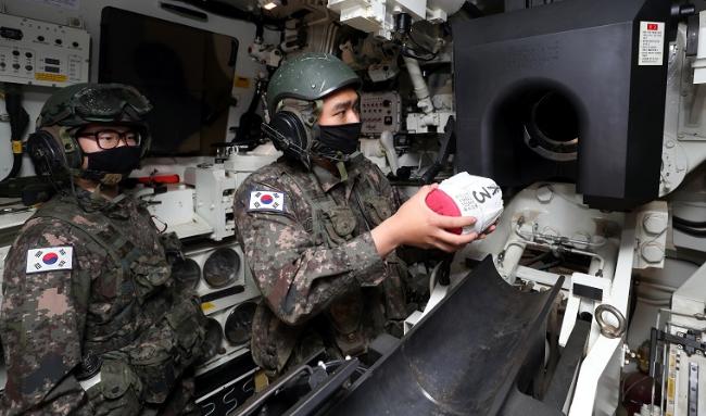 육군1포병여단의 K9 승무원이 사격 훈련에서 폐쇄기를 개방하고 약실에 장약을 장전하고 있다.(2020년 5월 4일) 사진=양동욱 기자
