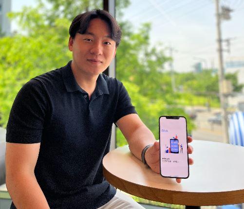 김대현 비욘드메디슨 대표가 올해 상반기 개발한 디지털치료제 앱 서비스 ‘클릭’ 화면을 선보이고 있다.