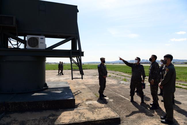 공군17전투비행단 지휘관·참모들이 부대 내 주요 시설의 안전관리 상태를 점검하고 있다.   부대 제공
