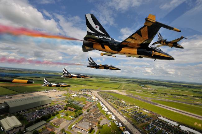 지난 2012년 6월 영국 와딩턴 에어쇼에서 비행 중인 공군 블랙이글스 편대. 영국 에어쇼 참가는 10년 만이다.  공군 제공