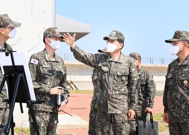 김정수(앞줄 오른쪽 둘째) 해군참모총장이 18일 해군7기동전단에서 기지 경계태세를 점검하며 빈틈없는 군사대비태세 확립을 강조하고 있다.  해군 제공
