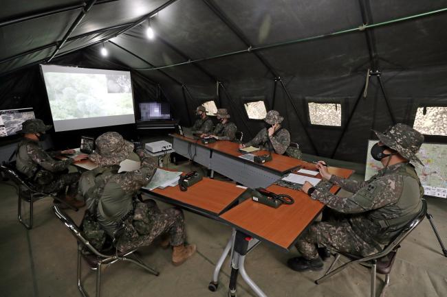 이동하(맨 오른쪽) 용화대대장을 포함한 육군2군단 특공연대 장병들이 현장지휘소에서 수소드론이 정찰하며 보내온 정보를 확인하고 있다.