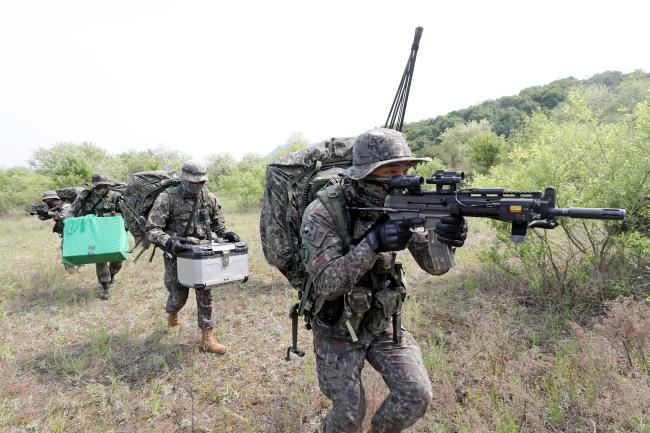 2군단 특공연대 장병들이 수송드론이 투하한 재보급품을 챙겨 작전지역으로 이동하고 있다.
