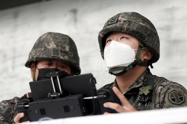 육군드론봇전투단 수소드론 운용요원들이 지상통제시스템으로 수소드론을 제어하고 있다.