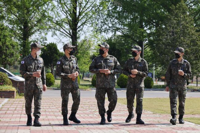 공군1전투비행단 항공의무대대 인권생활관 병사들이 담소를 나누며 걷고 있다. 병사들은 선·후임 간 상호 존중을 바탕으로 건강하고 건전한 병영생활을 만들어 가는 중이다.