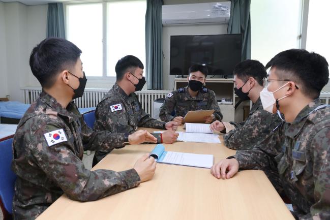 병사들은 서로를 배려·응원하는 가운데 자율적인 규칙을 세우고, 책임 있는 자세로 생활하고 있다. 토의를 하는 모습.