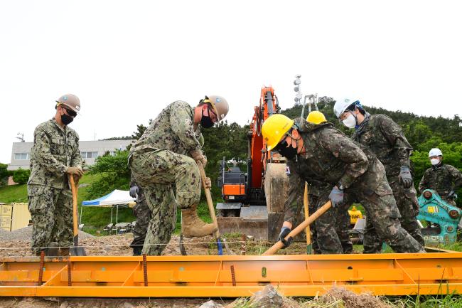 한미 해군 장병들이 제주 추자도에서 전개한 인도적 지원 및 재난구호 훈련에서 기지 보강공사를 하고 있다.  사진 제공=장성웅 상사