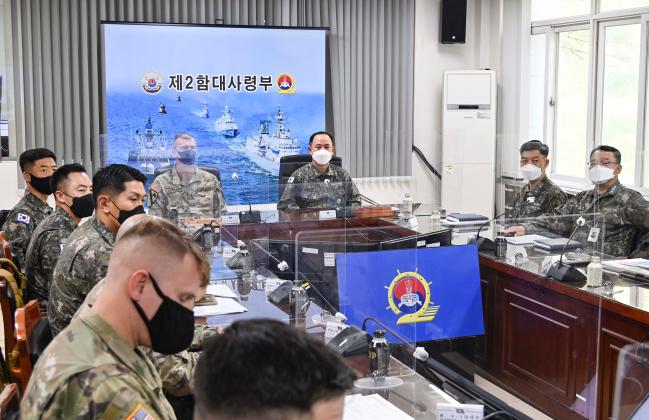 19일 열린 해군2함대와 한미연합사단 연합 전술토의에서 참석자들이 의견을 나누고 있다.  부대 제공