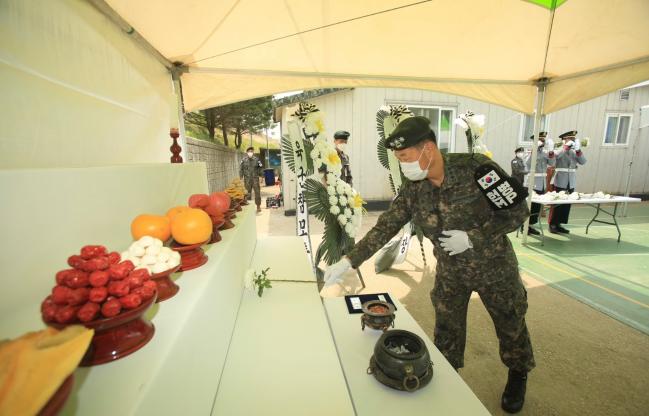 19일 열린 육군15보병사단 6·25전쟁 전사자 유해발굴 개토식에서 남용구(대령) 부사단장이 헌화하고 있다.  부대 제공