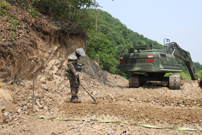 육군6공병여단 장병들이 강원도 철원군 독서당리 일대에서 굴삭기와 지뢰탐지기를 활용해 지뢰를 탐지하고 있다.  부대 제공