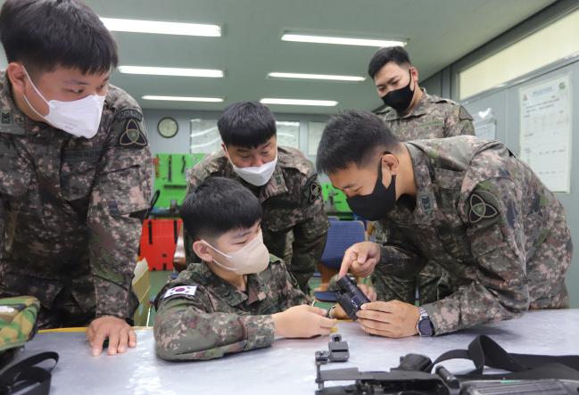 22-4기 충경 부사관 역량강화 워크숍에 참여한 육군35보병사단 부사관들이 K2 소총, 야간투시경, 표적지시기 등을 예방정비하는 방법을 교육받고 있다.  부대 제공
