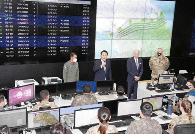 À±¼®¿ ´ëÅë·É°ú Á¶ ¹ÙÀÌµç ¹Ì±¹ ´ëÅë·ÉÀÌ 22ÀÏ ¿ÀÈÄ °æ±âµµ ¿À»êÀÇ Çѱ¹Ç×°ø¿ìÁÖÀÛÀüº»ºÎ(KAOC)¸¦ ¹æ¹®ÇØ À庴µéÀ» °Ý·ÁÇϰí ÀÖ´Ù. ¿¬ÇÕ´º½º