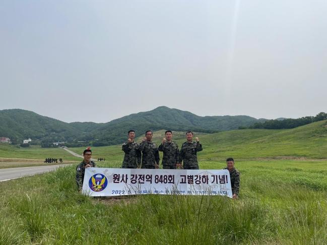 육군특수전사령부 강전억(왼쪽 둘째) 원사가 마지막 강하 훈련을 함께한 아들 강정수 병장, 조카 이화진 중사, 지휘관 최규옥 대령(왼쪽부터)과 기념사진을 찍고 있다.  부대 제공