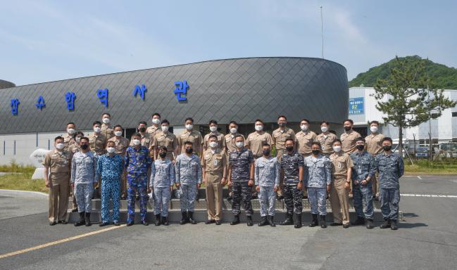 23일 해군잠수함사령부 국제잠수함과정에 입교한 외국군 수탁장교들이 기념사진을 찍고 있다.  사진 제공=조승래 중사