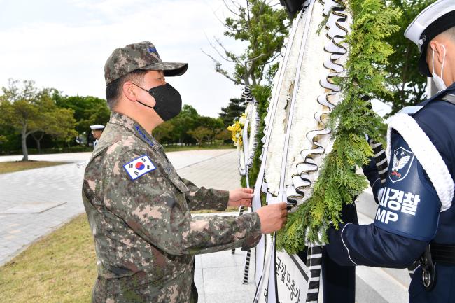 박인호 공군참모총장이 24일 딘 헤스 미 공군대령 공적 기념비에 헌화하고 있다.  공군 제공