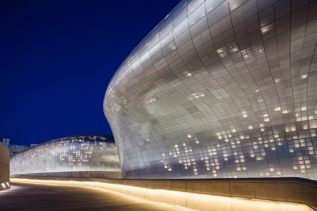 자하 하디드의 유작으로 꼽히는 건축물 DDP 외부 모습. 곡선으로만 이루어진 건물 외형이 눈길을 끈다. 사진=서울디자인재단