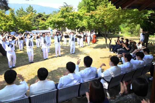 282기 해군 군악교육병 교육생들이 의료·근무지원 인력을 위한 감사 연주회에서 하트를 만들어 보이고 있다.  사진 제공=강승연 하사