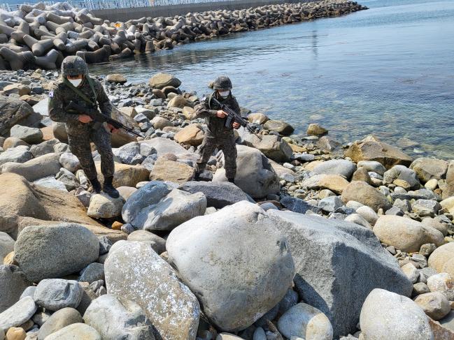 해군3함대 장병들이 25일 전남 여수시 거문도 해안에서 군·경 합동 수색작전을 펼치고 있다.  부대 제공