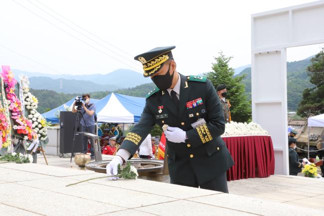 25일 육군6보병사단 주관으로 열린 6·25전쟁 용문산 전투 전승 71주년 기념행사에서 박정택(소장) 사단장이 헌화하고 있다.  부대 제공