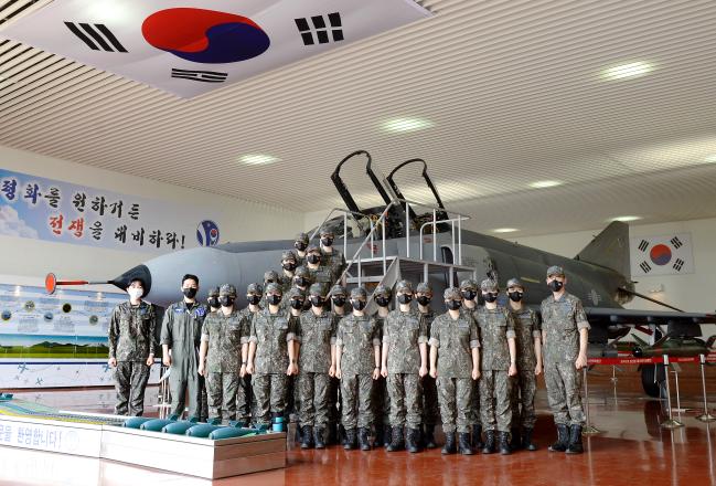 
F-4 전투기를 배경으로 기념사진을 찍고 있는 모습. 

 사진 제공=이창근 하사