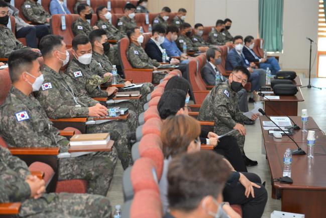 육군지상작전사령부가 26일 개최한 ‘메타버스 지작사 적용을 위한 세미나’에서 안준석(앞줄 가운데) 사령관을 비롯한 참석자들이 토의하고 있다.  부대 제공 