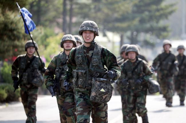 “우리가 강철부대”

육군56보병사단 주둔지에서 열린 ‘오륙강철중대 선발대회’ 2일 차 예선경기에 출전한 장병들이 미션 수행을 위해 이동하고 있다. 

   이경원 기자