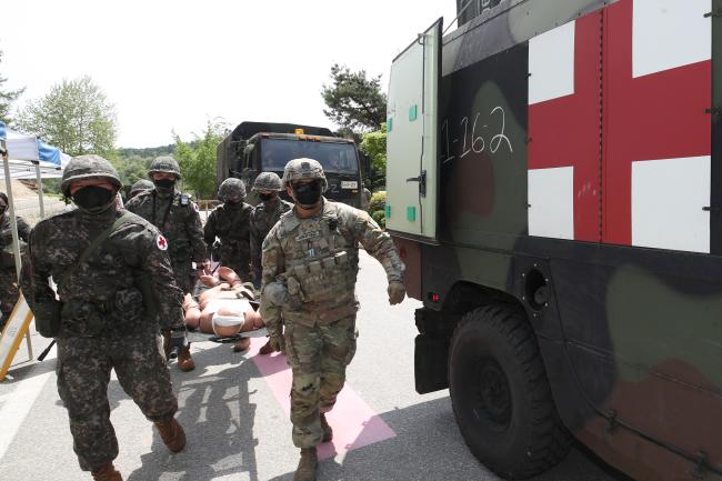 부상자 이송 한시라도 빠르게

한미연합 의무지원 야외기동훈련에서 국군의무사령부와 미 65의무여단 장병들이 미군 부상자를 가정한 더미를 후송하고 있다.    

 양동욱 기자