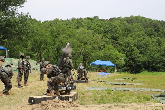 육군73보병사단 장병들이 공용화기 고폭탄 실사격 훈련을 앞두고 축사탄을 사격하고 있다.  부대 제공