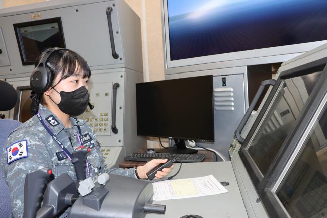 해군작전사령부 전투기량 경연대회에 참가한 초급 장교가 대잠 항공기 통제를 하고 있다. 사진 제공=윤혁주 중위(진)