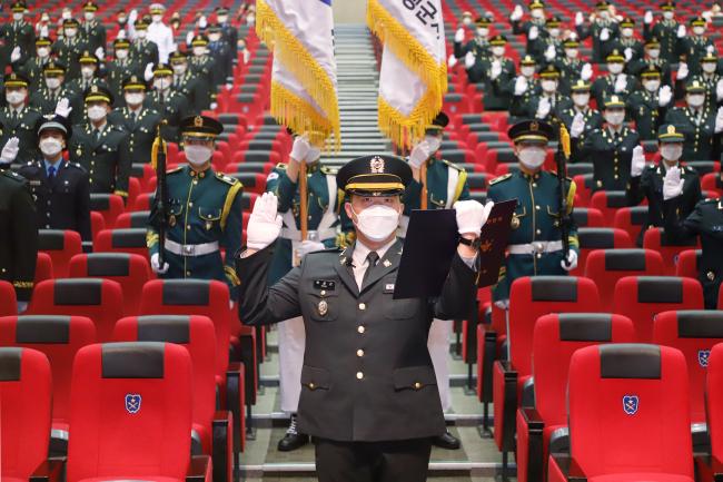 지난 27일 육군학생군사학교에서 열린 ‘전문사관 32기 임관식’에서 신임 장교 대표가 선서를 하고 있다.