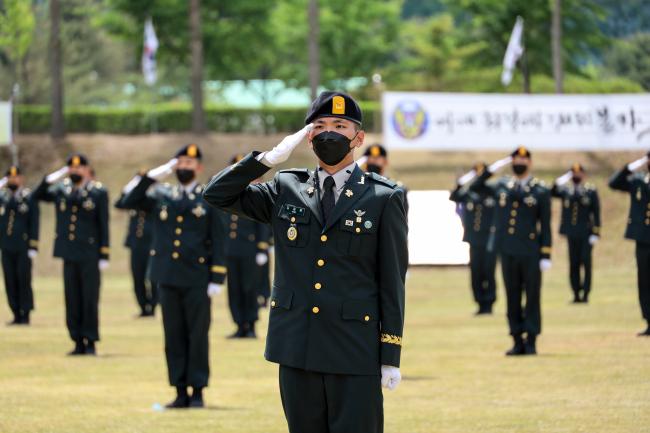 지난 27일 육군특수전학교 연병장에서 열린 ‘특전부사관 53기 2차 임관식’에서 신임 하사들이 국기에 대한 경례를 하고 있다. 