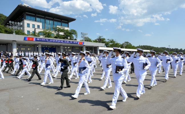 27일 해군사관학교 연병장에서 열린 132기 해군·해병대 사관후보생 수료·임관식에서 신임장교들이 분열을 하고있다.  해군 제공