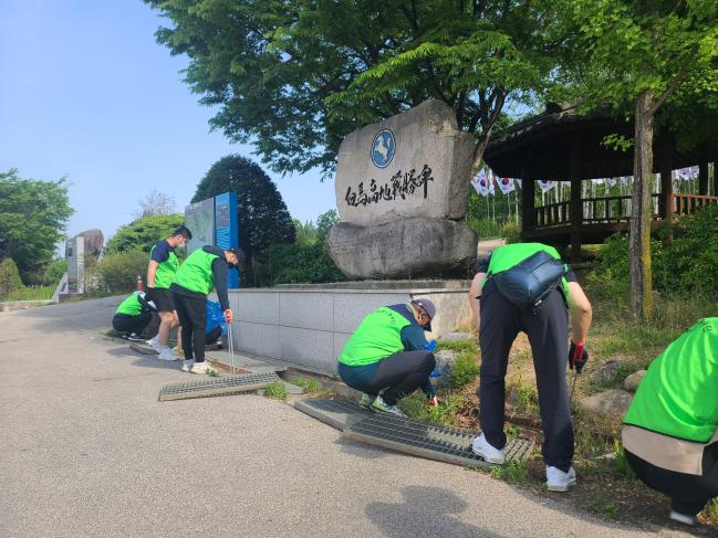 육군5포병여단 승포간부봉사단원들이 호국보훈의 달을 앞두고 강원도 철원군 백마고지 전적비에서 환경정화 활동을 하고 있다.  부대 제공