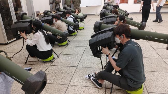 국방기술진흥연구소 신입 직원들이 육군교육사령부 예하 보병학교에서 대전차 무기 시뮬레이터를 체험하고 있다.  국기연 제공