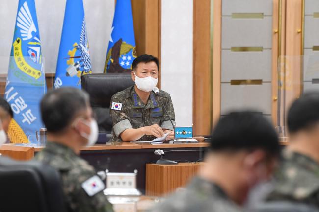 정상화 공군참모총장이 30일 주관한 공군 지휘관회의에서 지휘관·참모들에게 당부 사항을 전하고 있다.   공군 제공