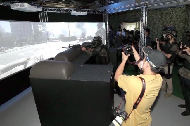 지난달 30일 서울 서초구 서초과학화예비군훈련장에서 진행된 ‘국방부 기자단 체험 초청행사’에서 조교들이 VR 영상모의 사격훈련을 시연하고 있다.