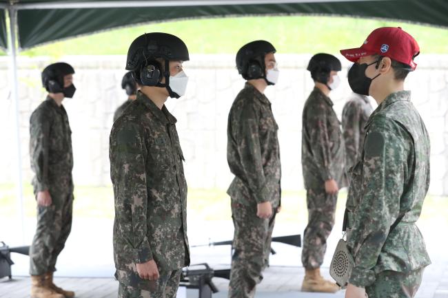 예비군을 가정한 장병들이 실내 사격 시범을 준비하고 있다.