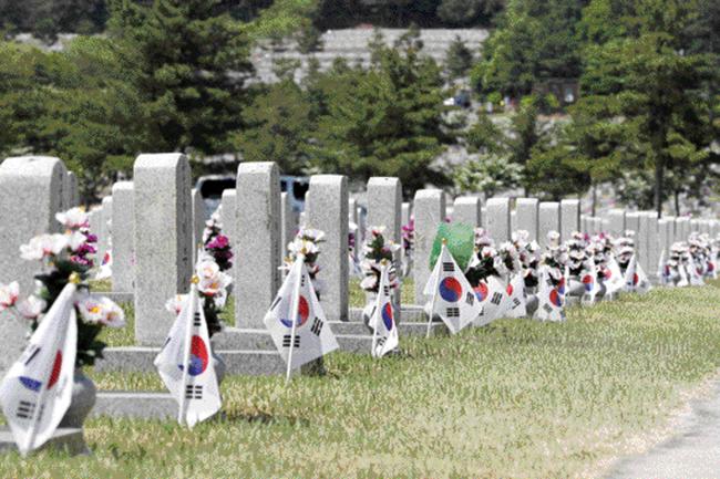 1일 서울 동작구 국립서울현충원의 묘비마다 꽂혀 있는 태극기가 바람에 펄럭이고 있다.  조종원 기자