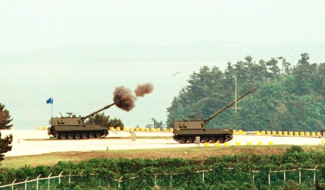 1996년 6월 충남 안흥의 종합시험장에서 열린 공개사격시범에서 신형자주포가 포탄을 발사하고 있다. 국방일보DB.